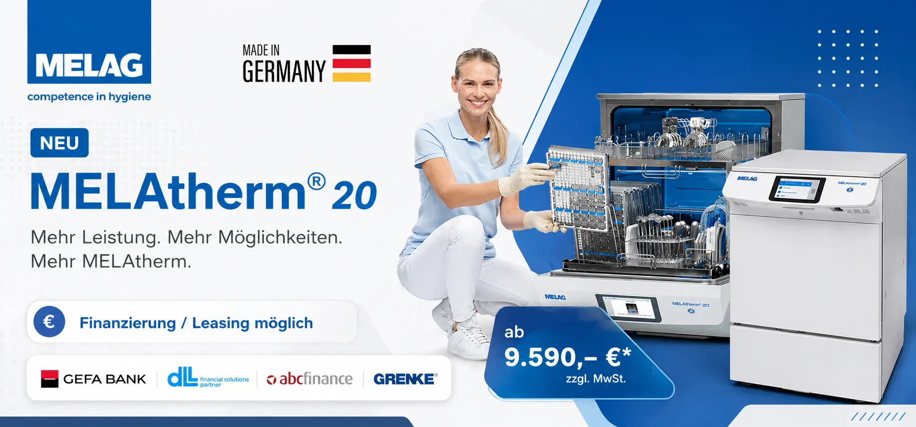 Praxismitarbeiterin in blauem Poloshirt bestückt den MELAG MELAtherm 20 Reinigungs- und Desinfektionsautomaten mit einem Instrumententray, daneben ein zweites Gerät mit Touch-Display auf Unterschrank