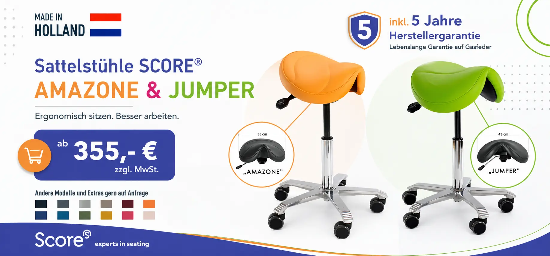 Zwei ergonomische SCORE Sattelstühle – Modell Amazone in Orange und Modell Jumper in Grün – mit Chromfußkreuz, Rollen und Detailansicht der Sitzbreiten 35 cm und 43 cm